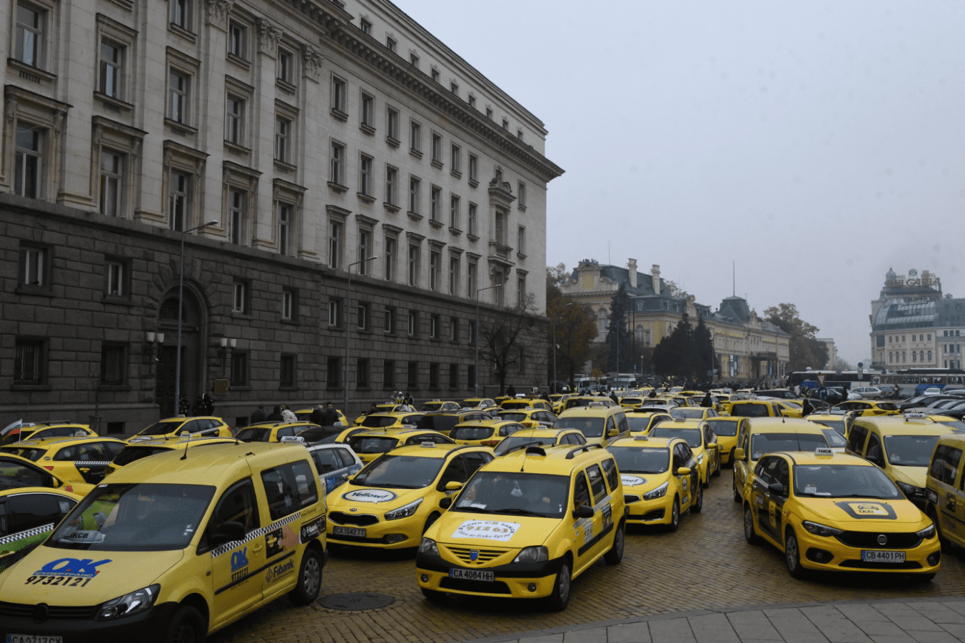 Автобусни и таксиметрови превозвачи излязоха на протест в центъра на София