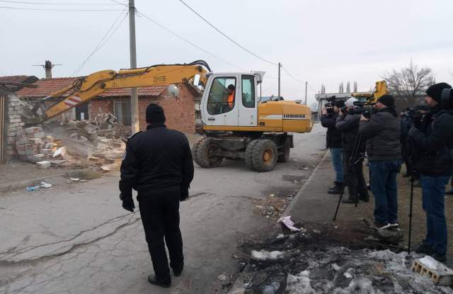 Две години от събитията във Войводиново. Когато държавата иска, може да събори незаконното гето