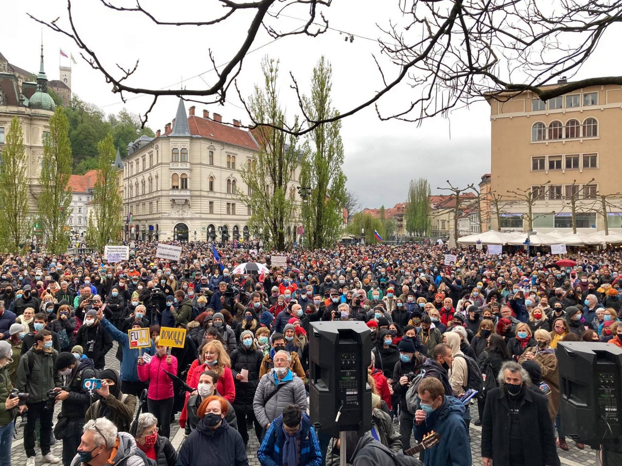 Протести в Словения за оставката на премиера