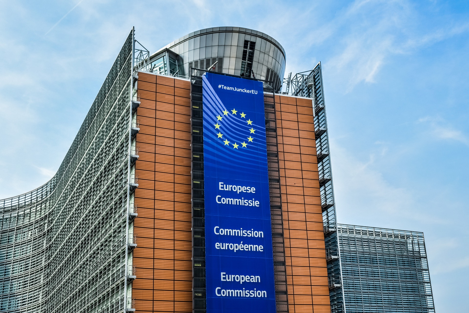 Европейската комисия прекрати мониторинга над България и Румъния