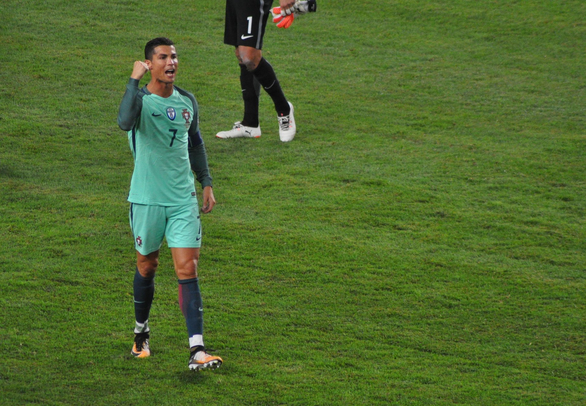 Нов убедителен успех за Португалия с два гола на Роналдо