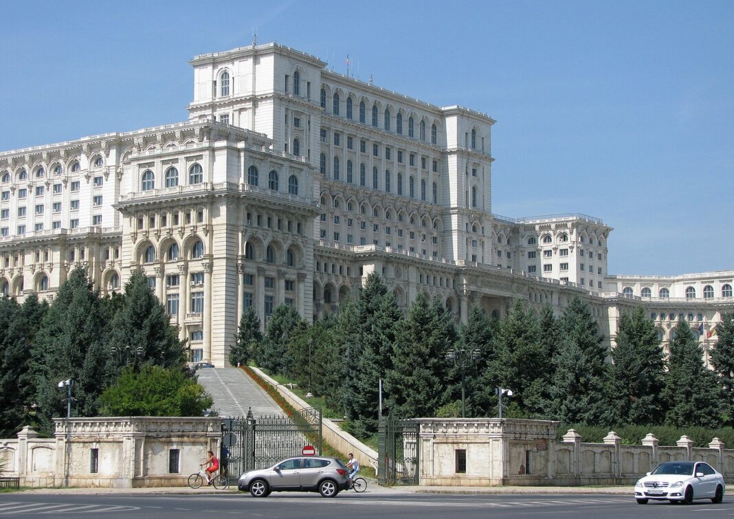 Букурещ парламент