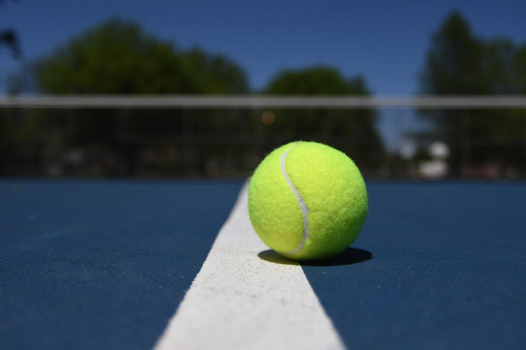 тенис корт топка