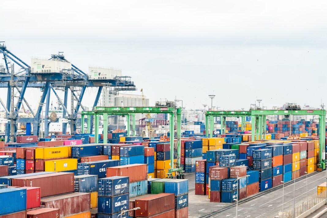 пристанище товар контейнери износ